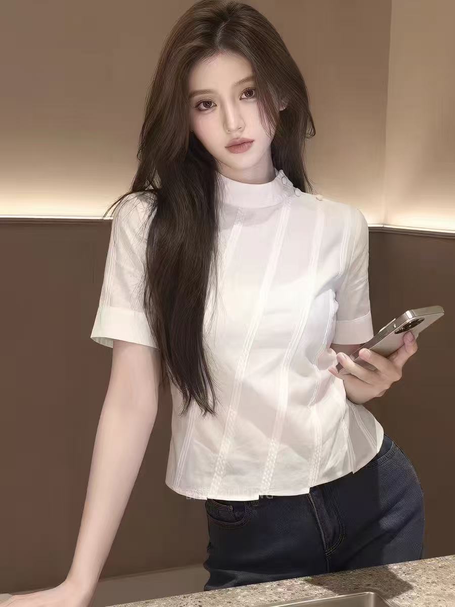 디자인 센스 반하이넥 비스듬한 스트라이프 반팔 셔츠 2026 여름 새로운 여성 몸매 가꾸기 슬림해 보이는 다용도 패션 맨위