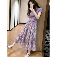 批发<b class='q'>夏</b>季爆款高级感洋气圆领短袖上衣女轻奢气质减龄碎花半身裙两件套
