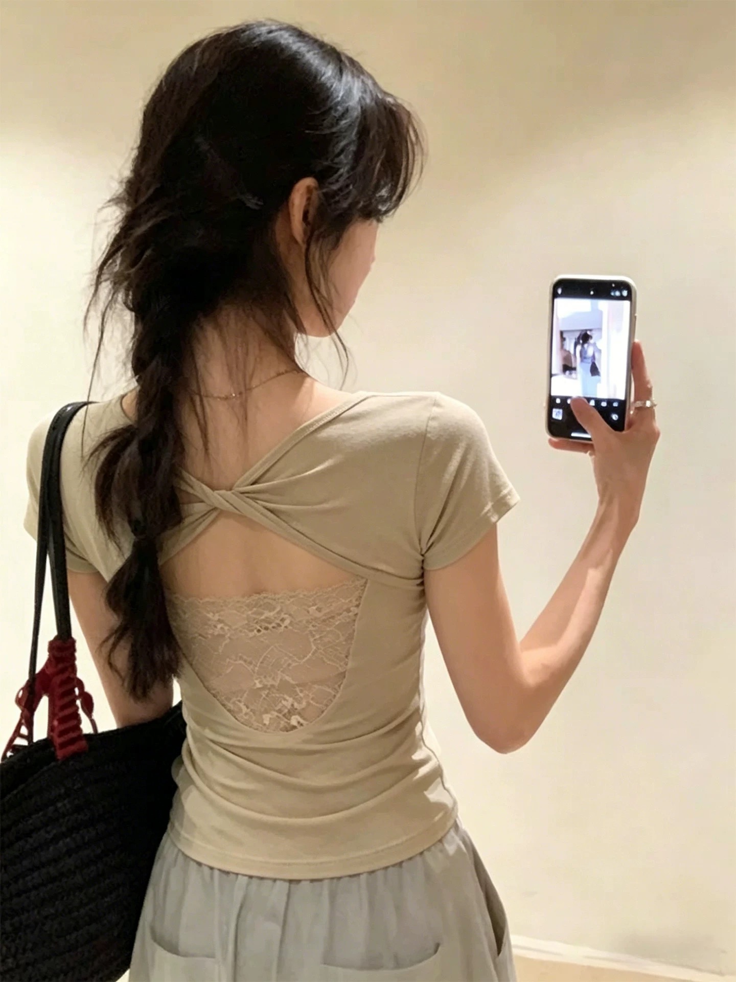 BY26513# 浅燕麦露背蕾丝拼接小众短袖T恤女夏季精致绝美显瘦百搭上衣 服裝批發女裝批發服飾貨源