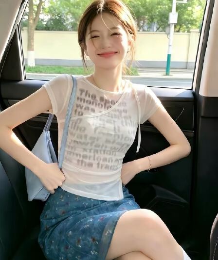 여름 패션 품격 미니멀리즘 연령 감소 알파벳 프린트 긍정적 인 어깨 반팔 티셔츠 여성 디자인 센스 몸매 가꾸기 핫걸 맨위