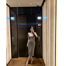 批发松弛休闲感U领上衣直筒半<b class='q'>裙</b>套装