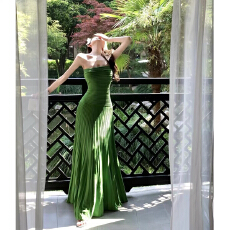 批发法式高级感褶皱绿色抹胸连衣<b class='q'>裙</b>女海边度假气质收腰显瘦大摆长<b class='q'>裙</b>子
