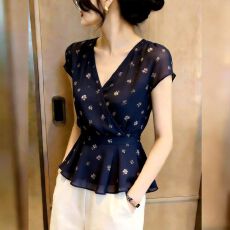 批发2026<b class='q'>夏</b>季新款V领碎花短袖上衣女减龄时髦藏蓝色系带显瘦气质通勤