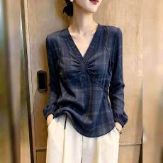 批发通勤风交叉领格纹上衣女藏蓝色高级感气质衬衫温柔风好看时尚高级