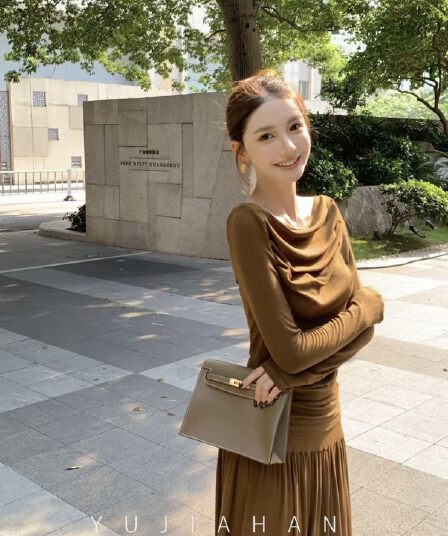 이른 가을 새로운 디자인 센스 주름 긴팔 티셔츠 세트 빛 요리 한 작은 대중 분위기 센스 치마 투피스 세트