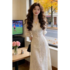 批发早秋季绝美长袖白色蕾丝<b class='q'>连衣裙</b>子女装2026新款夏高知得体法式长裙