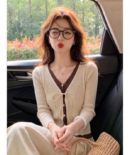 한 부서 레트로 배색 페이크 레이어드 V넥 긴팔 니트 스웨터 여성 가을 2026 새로운 몸매 가꾸기 인사이드 가져 가라. 기본 셔츠