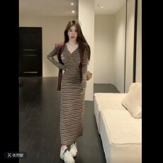 批发HuiHui早秋2026新款法式复古条纹显瘦气质长袖连衣<b class='q'>裙</b>带披肩