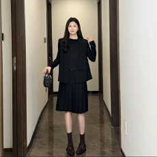 批发2026早秋新款休闲套装<b class='q'>女</b>士上衣不规则马甲百褶<b class='q'>半身裙</b>三件套
