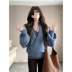 批发法式高级感蓝色v领交叉针织衫女<b class='q'>秋</b>季漂亮内搭打底衫上衣两件套