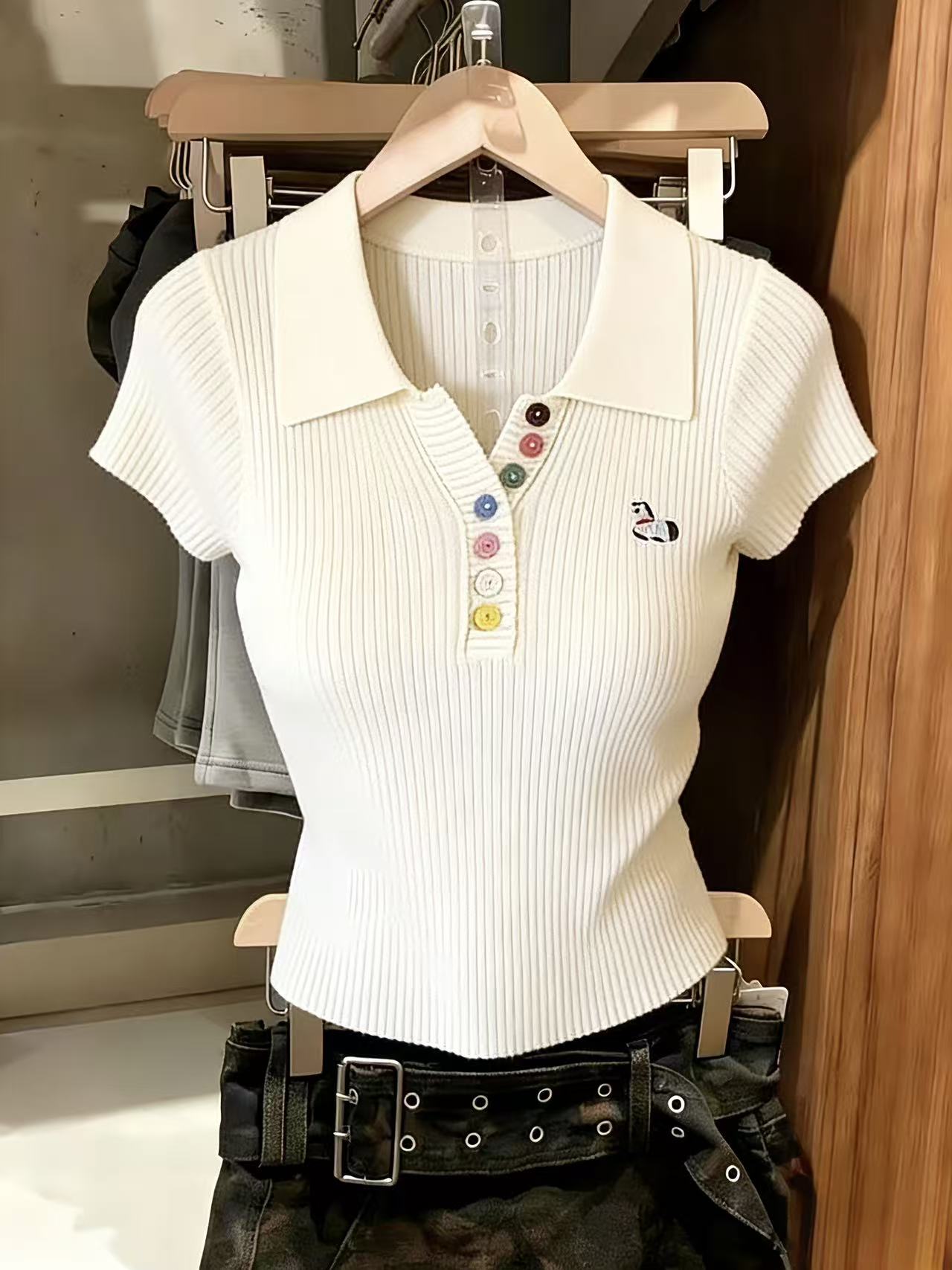 RY3253# 实拍自留推荐韩系POLO领白色高级感小马刺绣彩色扣针织上衣夏季
