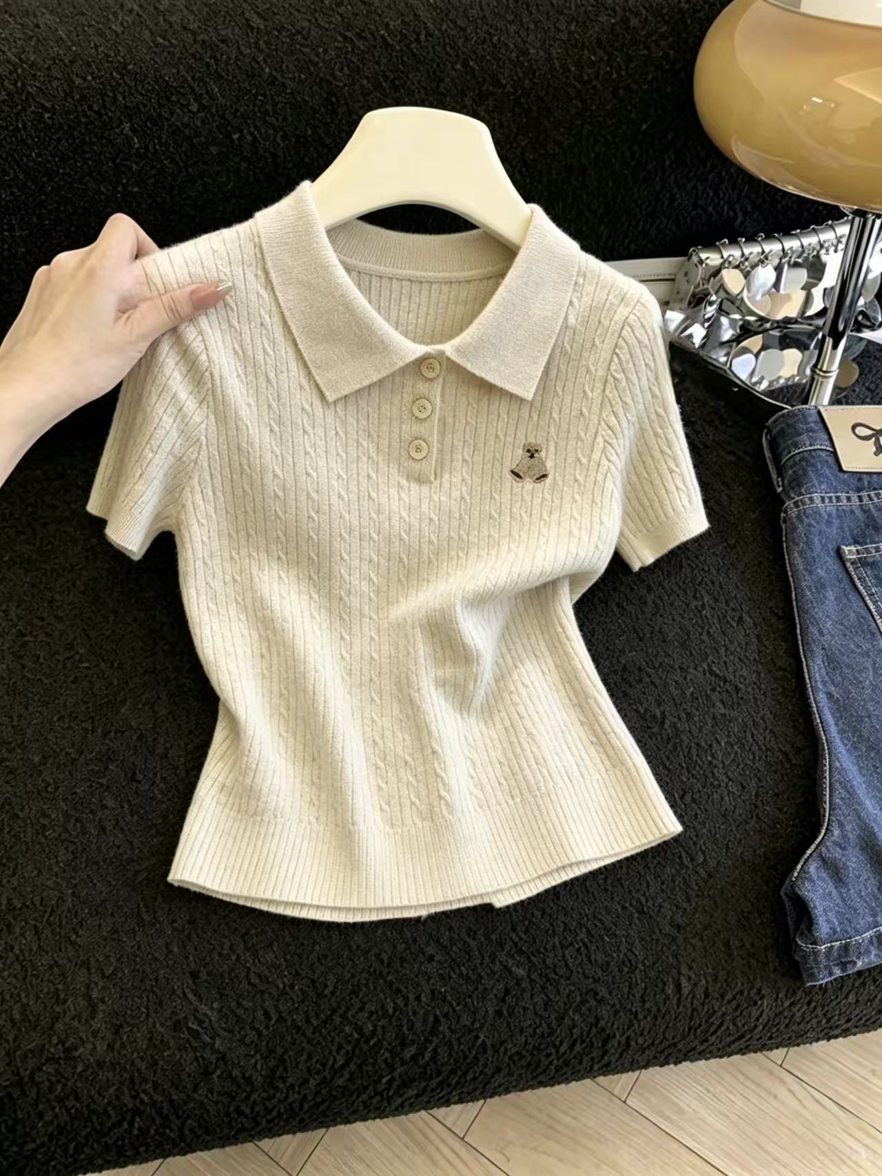 실사 만화 자수 폴로 칼라 니트 스웨터 반팔 여성 여름 새로운 폭발 몸매 가꾸기 슬림해 보이는 학원 스타일 쇼트 스타일 맨위