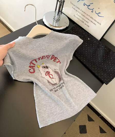 회색 라운드 넥 알파벳 새끼 고양이 니트 반팔 티셔츠 여성 인사이드 가져 가라. 수 있습니다. 외출용 쇼트 스타일 긍정적 인 어깨 작은 맨위 2026 여름