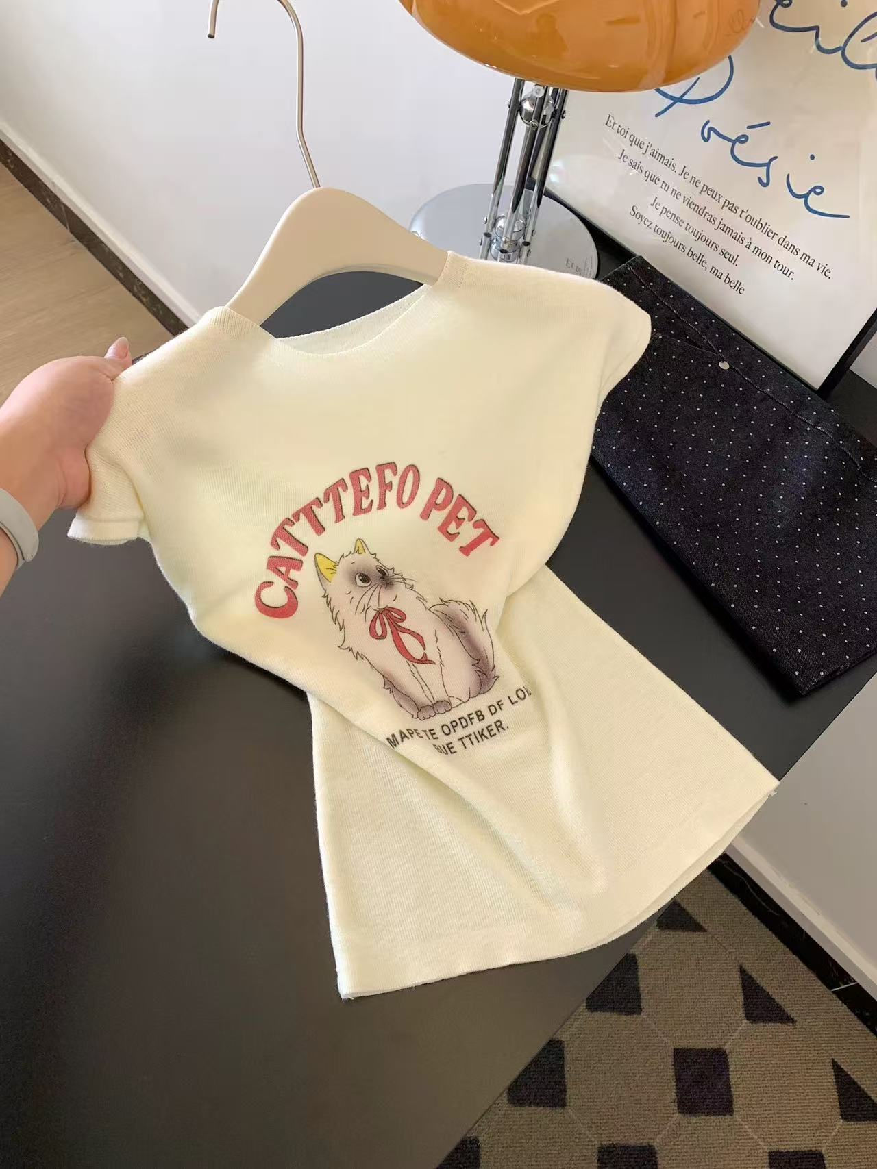 화이트 라운드 넥 프린트 알파벳 새끼 고양이 반팔 티셔츠 여성 인사이드 가져 가라. 수 있습니다. 외출용 쇼트 스타일 긍정적 인 어깨 작은 맨위 2026 여름