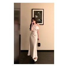 批发法式高级感醋酸缎面斜肩连衣裙温柔气质大方得体收腰宴会<b class='q'>礼服</b>裙女