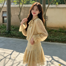 批发超火法式浪漫风碎花<b class='q'>连衣裙</b>女秋季新款设计感蝴蝶结气质裙浅黄色潮