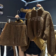 批发2025冬季新款法式气质字母设计款羊羔毛卫衣<b class='q'>套装</b>女休闲两件套短裙