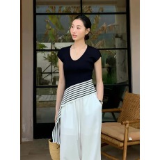 批发法式v领短袖<b class='q'>针织衫</b>女2026夏季新款黑白撞色不规则小飞袖条纹上衣