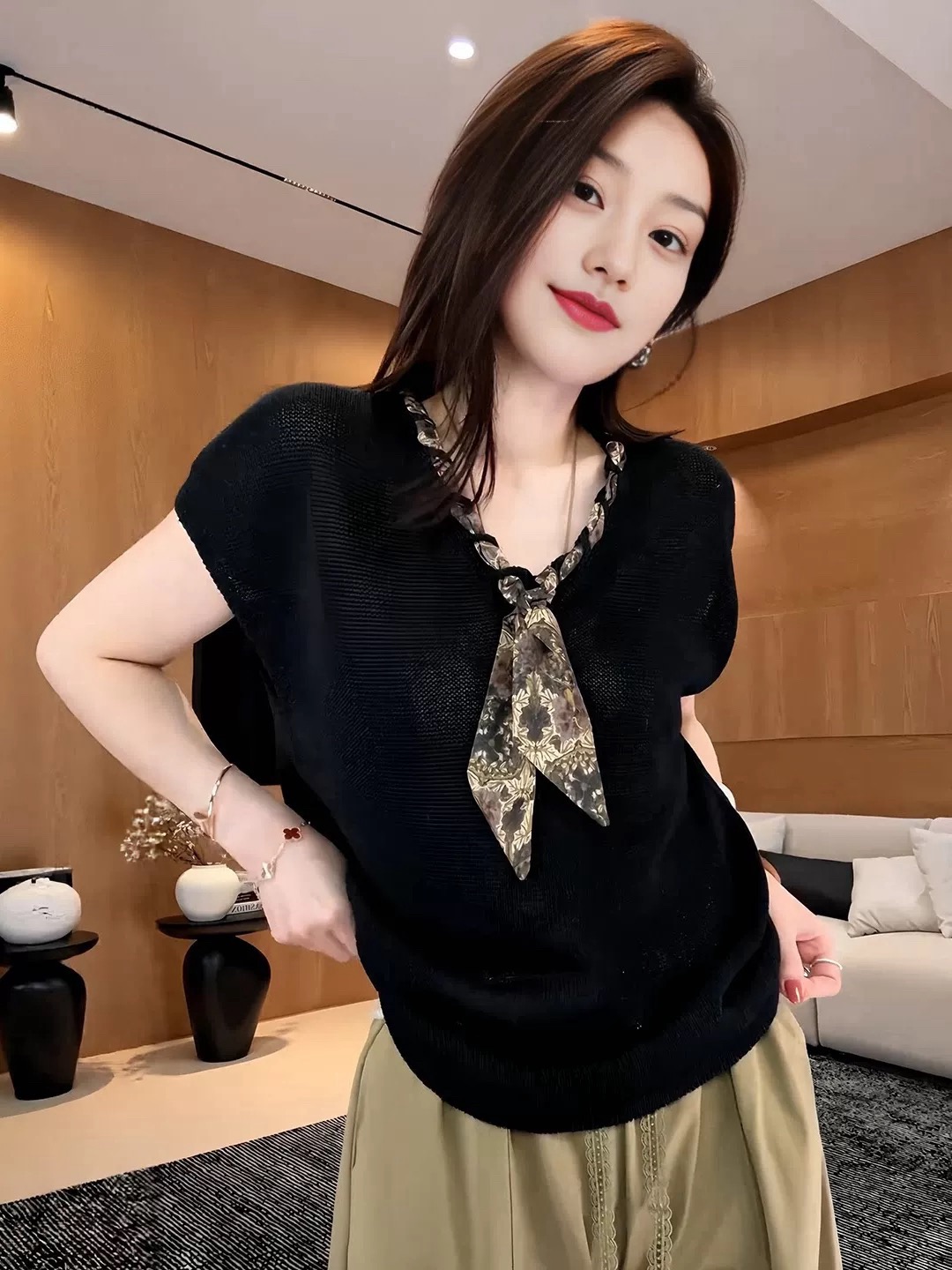 프랑스식 V넥 레이스업 홀로우 아웃 니트 스웨터 여성 2026 여름 새로운 품격 루즈핏 표지 고기 출퇴근 슬림해 보이는 맨위