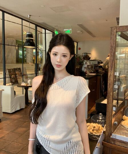 프랑스식 부드러운 바람 홀로우 아웃 비스듬한 어깨 반팔 니트 티셔츠 여성 의류 여름 새로운 디자인 센스 루즈핏 오프숄더 맨위
