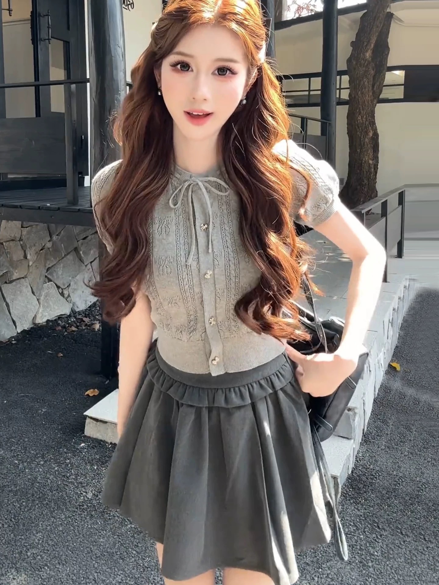 회색 홀로우 아웃 나비 매듭 니트 반팔 티셔츠 여성 2026 새로운 여름 쇼트 스타일 몸매 가꾸기 chic 한 첨부 된 의류