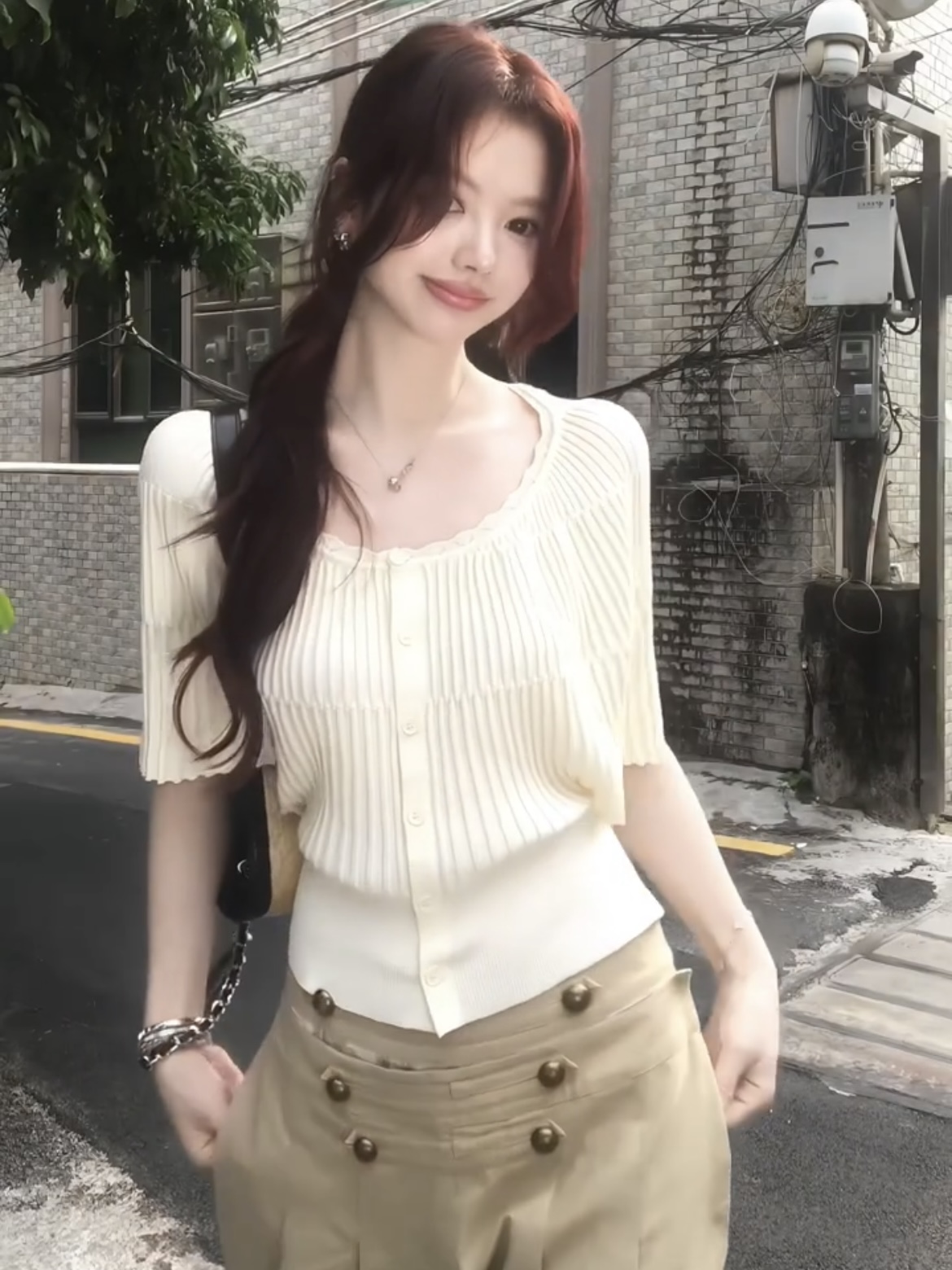 부드러운 바람 u 칼라 구덩이 기사 반팔 니트 반팔 티셔츠 여성 여름 새로운 외국 가스 허리 수축 디자인 센스 아름다운 맨위