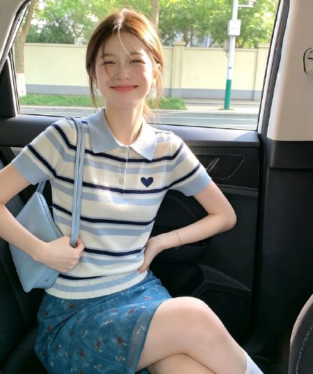 블루 화이트 배색 스트라이프 하트 니트 폴로 칼라 반팔 티셔츠 여성 2026 여름 새로운 고급 사소한 작은 맨위