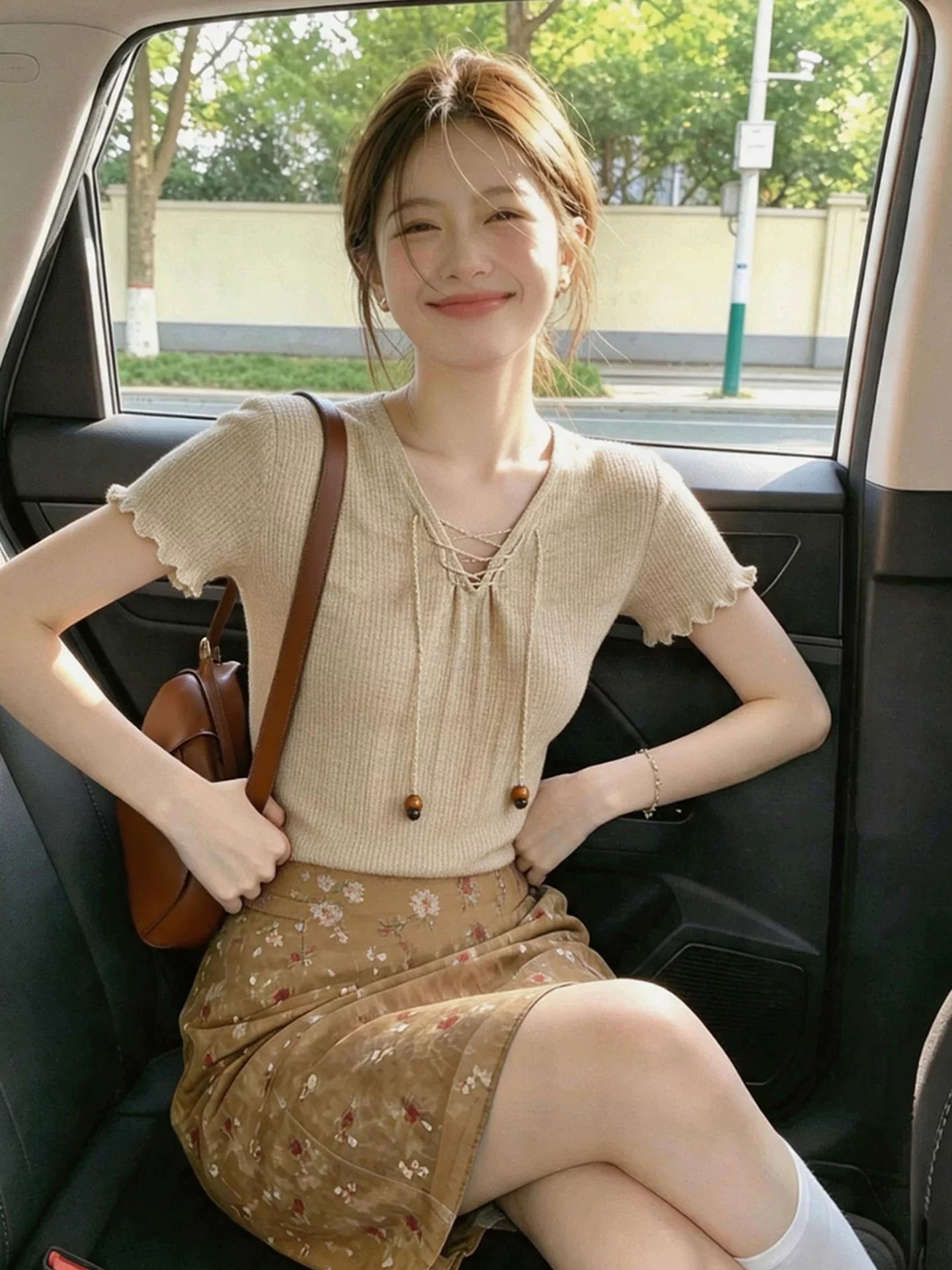 오트밀 색상 레이스업 디자인 센스 초여름 루즈핏 V넥 반팔 티셔츠 여성 2026 여름 빛 사람들 코치 착용 잡아라. 의류