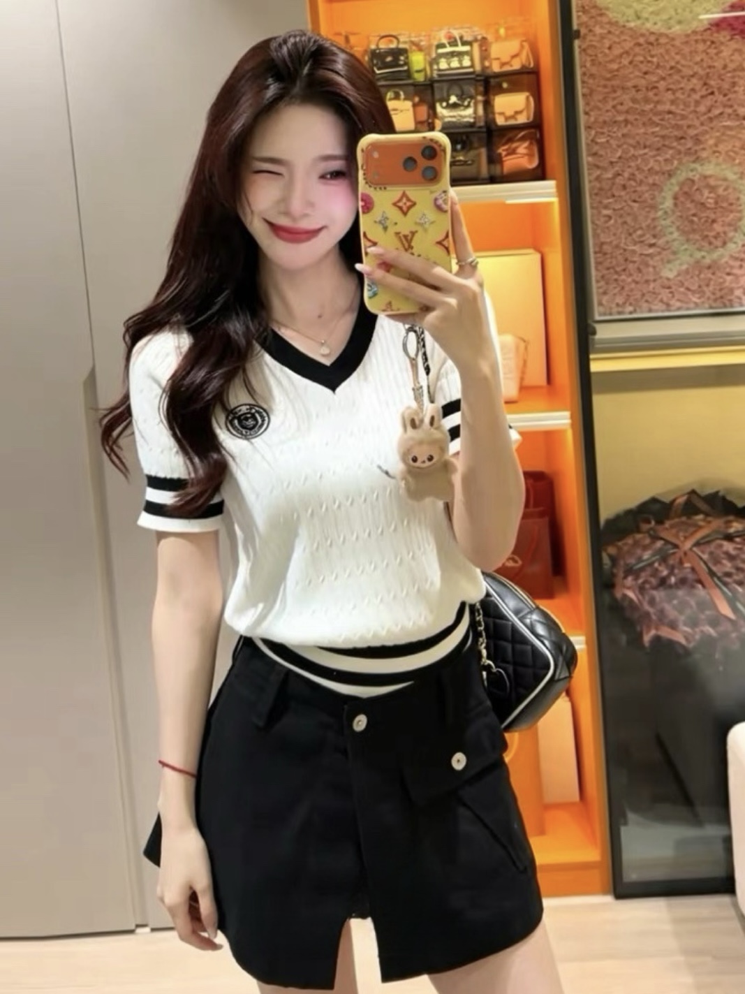 학원 스타일 화이트 V넥 반팔 티셔츠 여성 여름 miu 부서 코치 연령 감소 외국 가스 슬림해 보이는 다용도 Chic 맨위