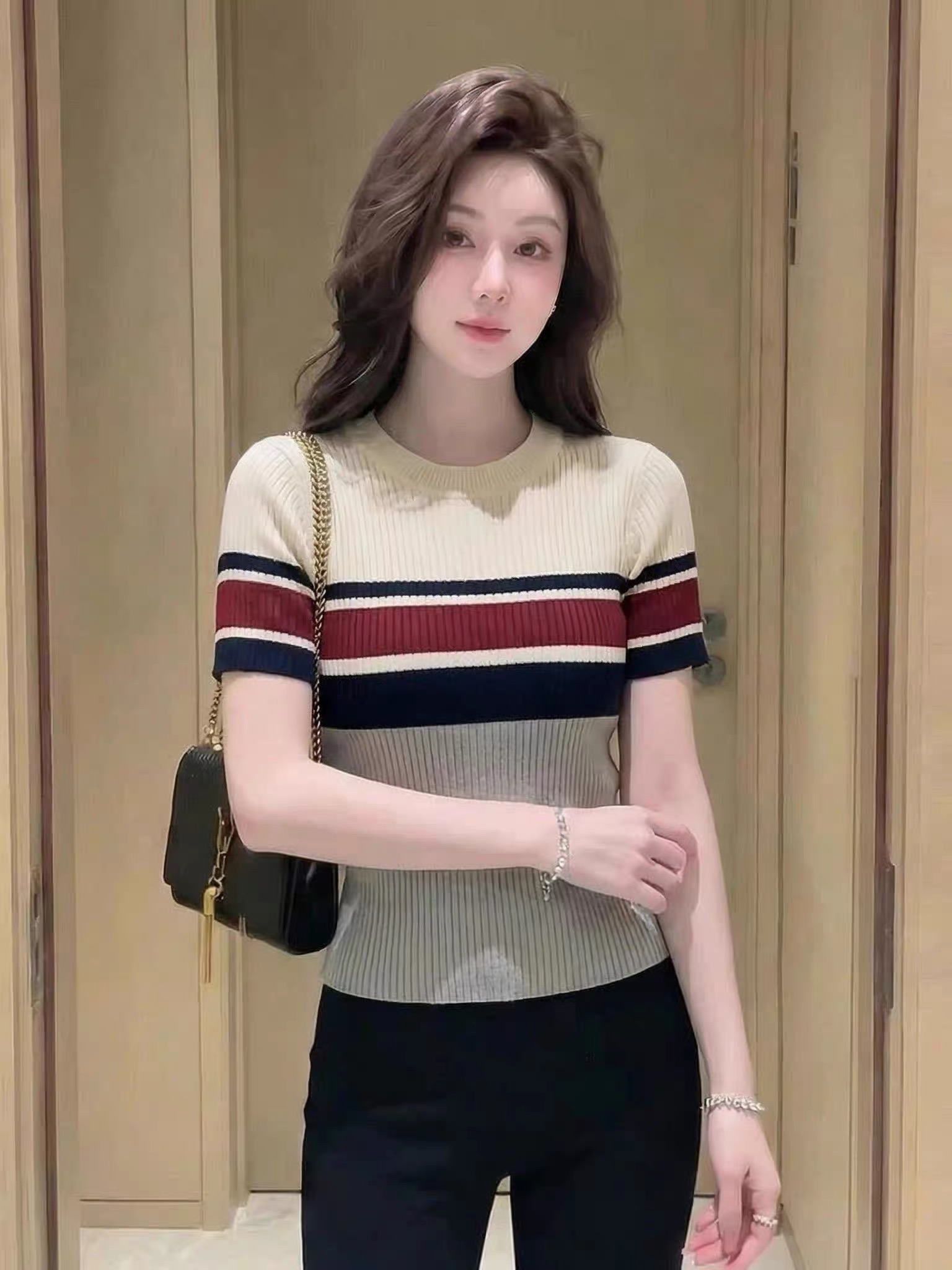 한 부서 고대 복장 스트라이프 배색 반팔 티셔츠 여성 여름 2026 새로운 몸매 가꾸기 슬림해 보이는 고급 센스 아름다운 작은 맨위