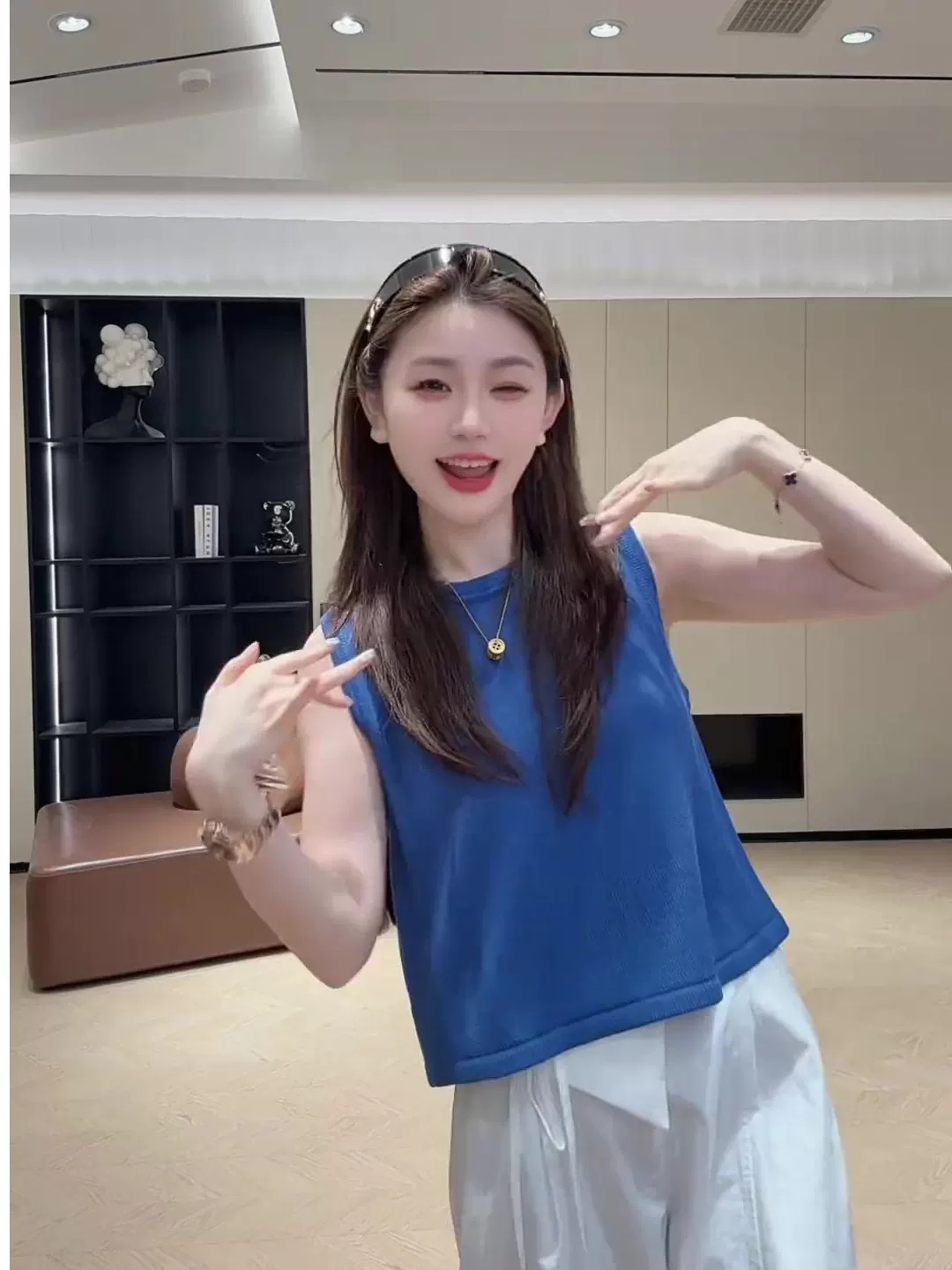 파란색 라운드 넥 얼음 실크 니트 조끼 여성 여름 외출용 2026 새로운 루즈핏 슬림해 보이는 민소매 기초 미니멀리즘 맨위
