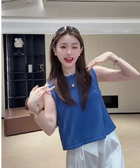 파란색 라운드 넥 얼음 실크 니트 조끼 여성 여름 외출용 2026 새로운 루즈핏 슬림해 보이는 민소매 기초 미니멀리즘 맨위