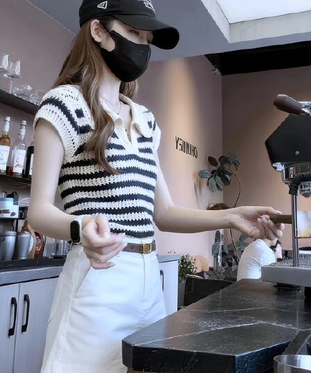 한 부서 배색 스트라이프 POLO 셔츠 Feifei 소매 짠 셔츠 여성 여름 새로운 몸매 가꾸기 슬림해 보이는 홀로우 아웃 티셔츠 맨위