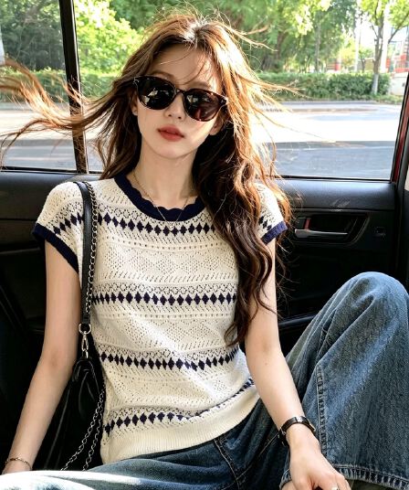 레트로 홀로우 아웃 링 그리드 화이트 반팔 티셔츠 여성 여름 캐주얼 슈퍼 잘 생긴 연령 감소 얇은 스타일 통기성 니트 맨위