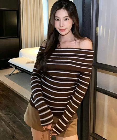 2026 새로운 한 부서 배색 스트라이프 보트넥 오프숄더 니트 스웨터 여성 분위기 센스 착용 가져 가라. 쇼트 스타일 맨위