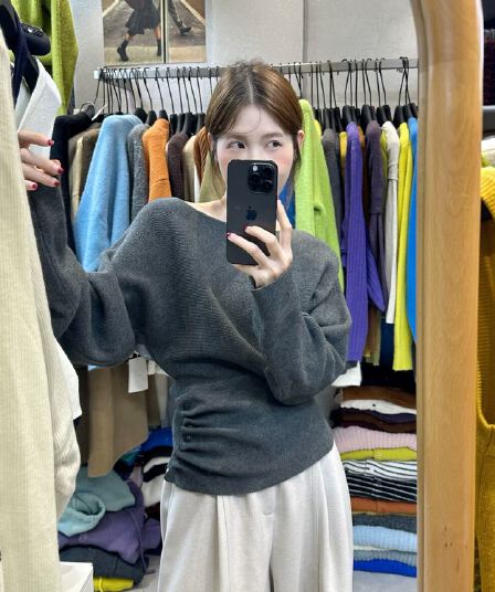 가을 겨울 새로운 디자인 센스 비스듬한 어깨 긴팔 니트 스웨터 여성 느슨함 센스 슬림해 보이는 품격 맨위 기본 셔츠 여성 의류