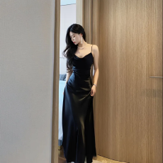 批发吊带开叉醋酸缎面露肩<b class='q'>连衣裙</b>女夏季2025新款性感低胸亮面包臀长裙