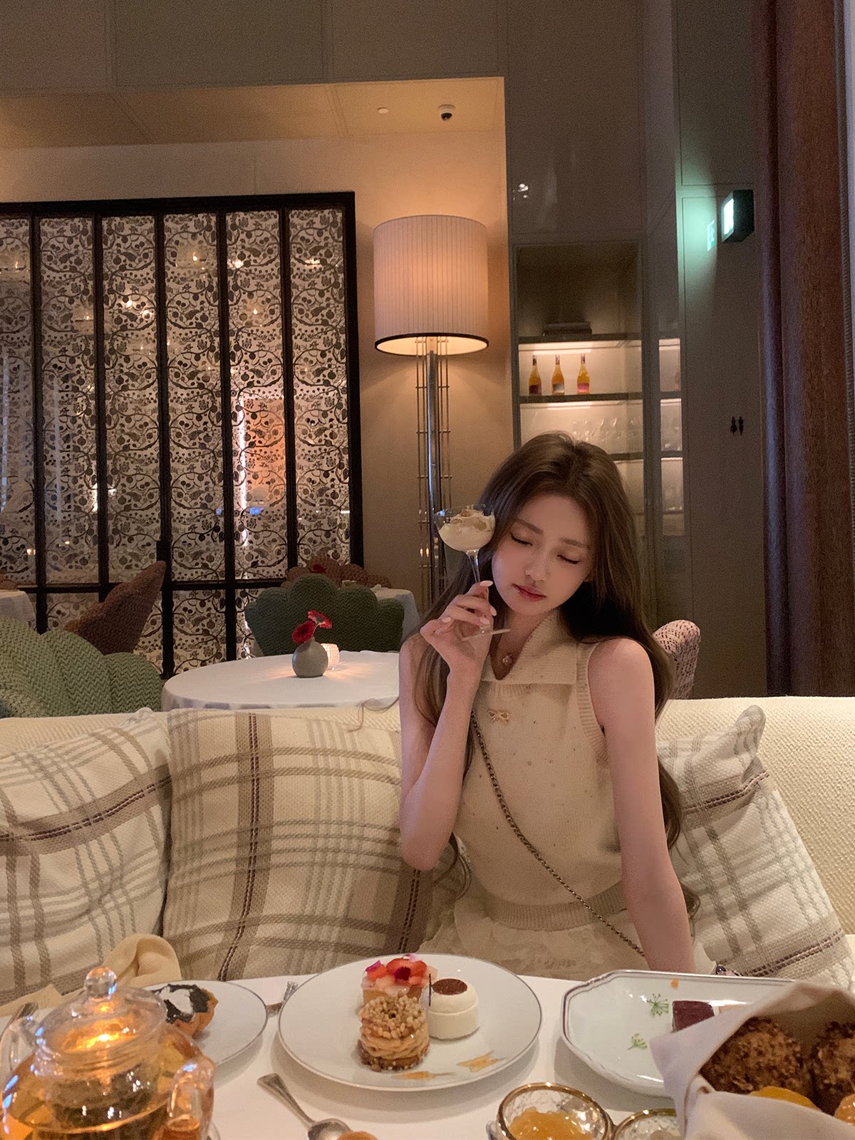 인터넷 그림 홍콩섬 편지 사설 서비스 시리즈 레트로 질감 센스 스와로브스키 나비 매듭 니트 맨위