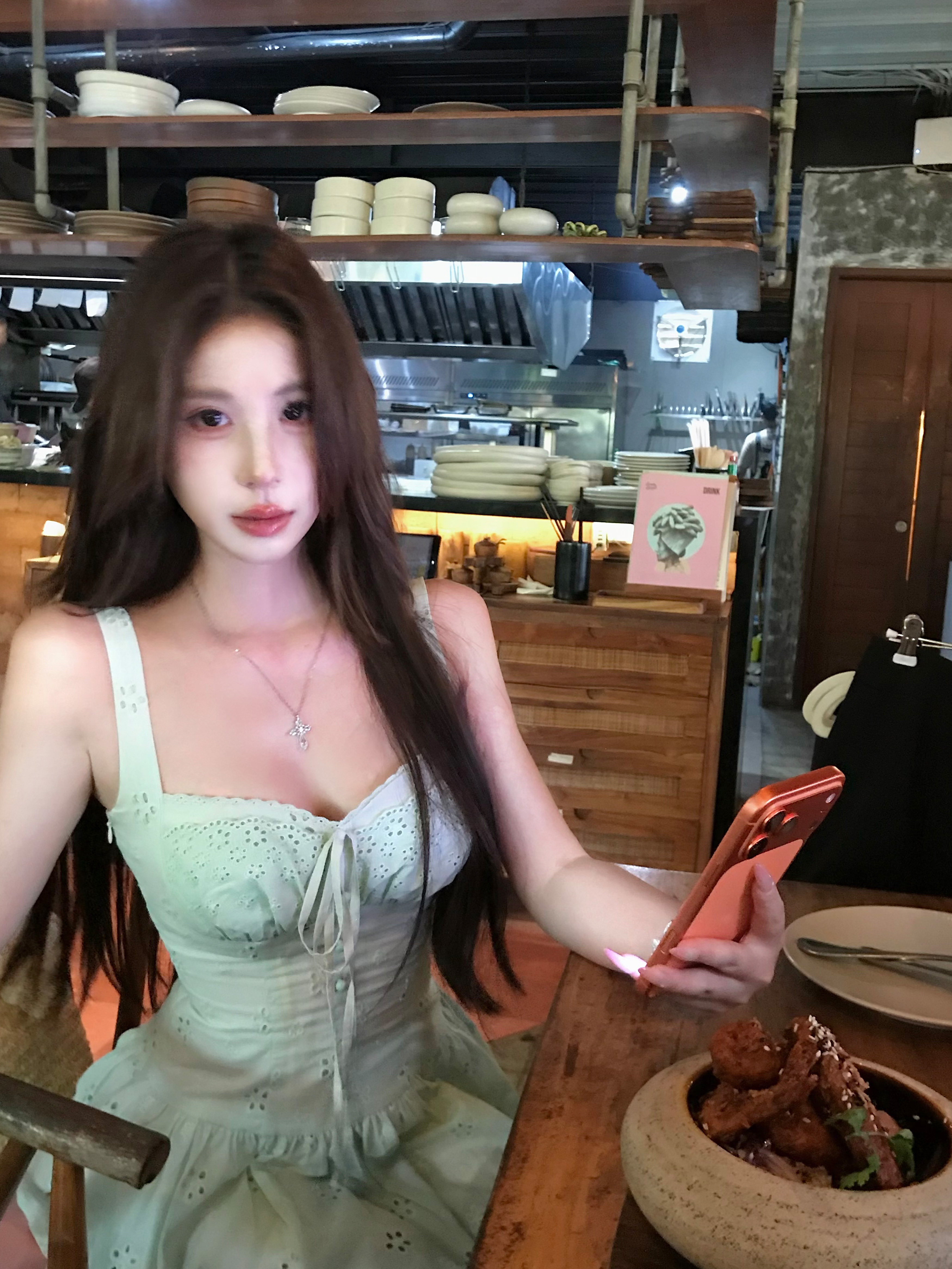 인터넷 그림 얕은 여름 휩쓸다 녹색 핫걸 자수 슬립 여성 드레스 봄 여름 허리 수축 한 마디 데이트 미니 스커트