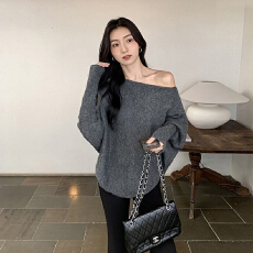 批发不规则一字肩针织衫上衣女小众蝙蝠袖斜领毛衣新款纯色保暖上衣