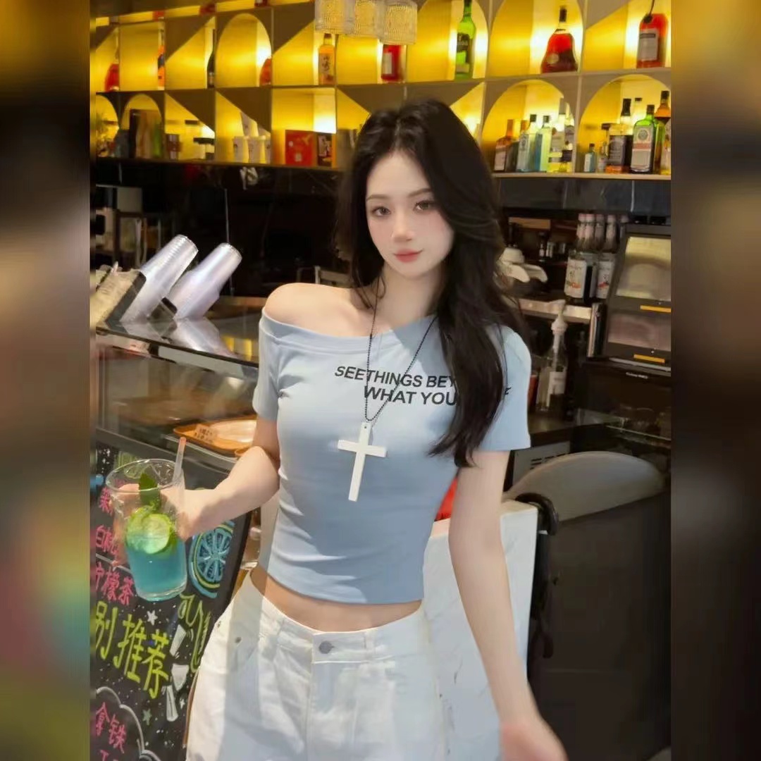 한 부서 핫걸 황색 비스듬한 어깨 반팔 티셔츠 여성 여름 새로운 몸매 가꾸기 슬림해 보이는 디자인 센스 맨위