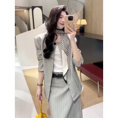 批发韩系灰色条纹西装套装女2025新款垫肩西服外套直筒半身裙两件套春