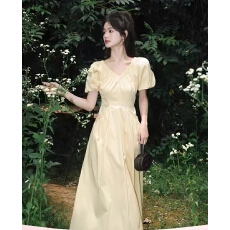 批发青苹果乐园V领泡泡袖显白长裙高腰显瘦度假<b class='q'>连衣裙</b>女