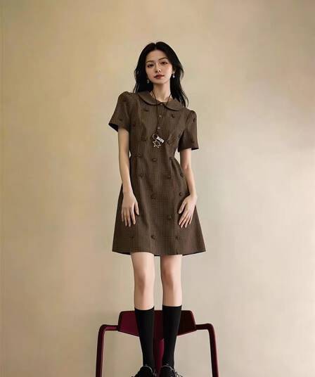 한 부서 학원 스타일 연령 감소 체크무늬 베이비 칼라 여성 드레스 2026 년 새로운 허리 수축 슬림해 보이는 반팔 A라인 스커트