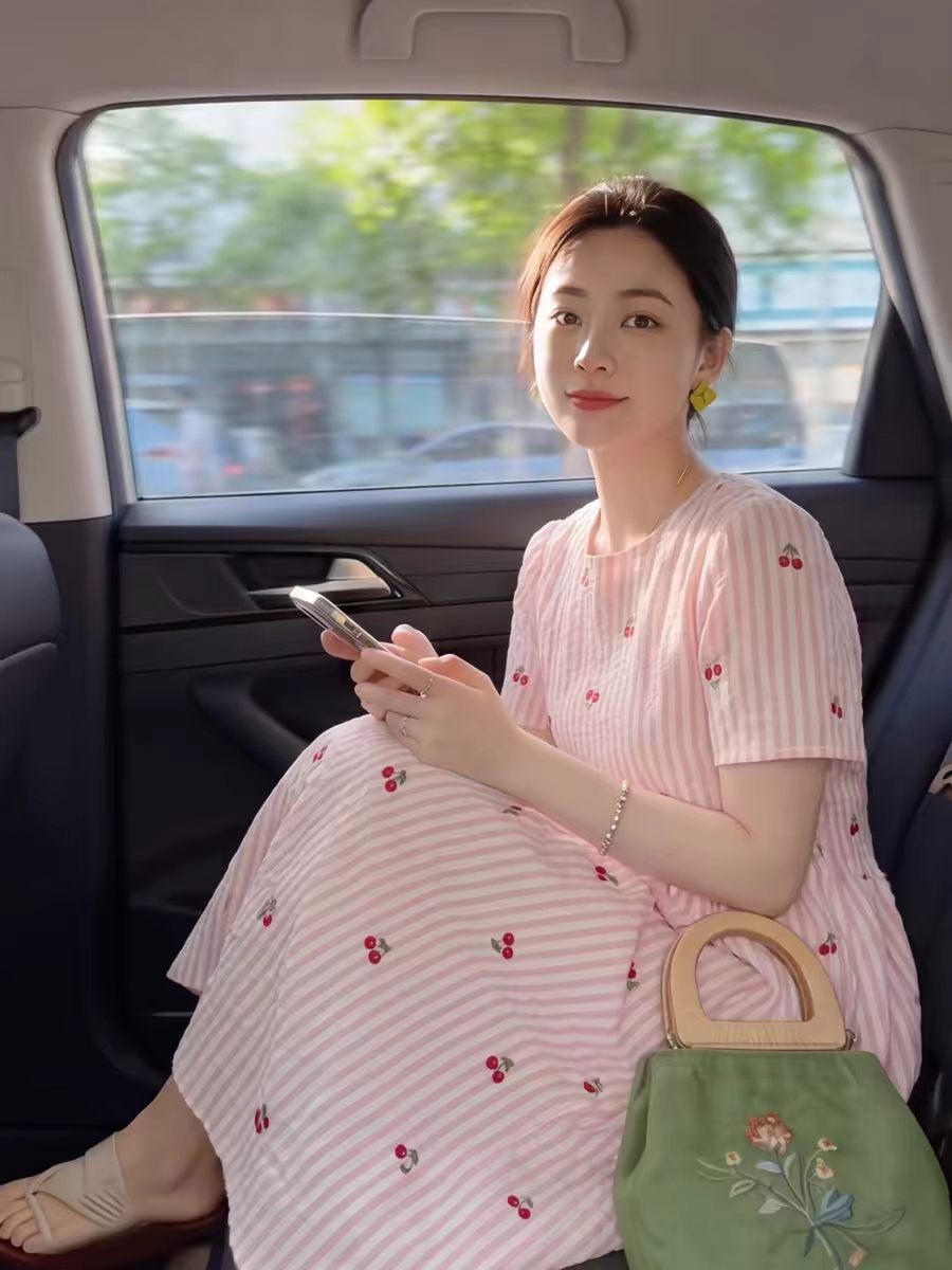 2026 디자인 센스 프랑스식 핑크색 스트라이프 체리 반팔 여성 드레스 여름 허리 수축 품격 롱 스커트 빅 사이즈 여성 의류