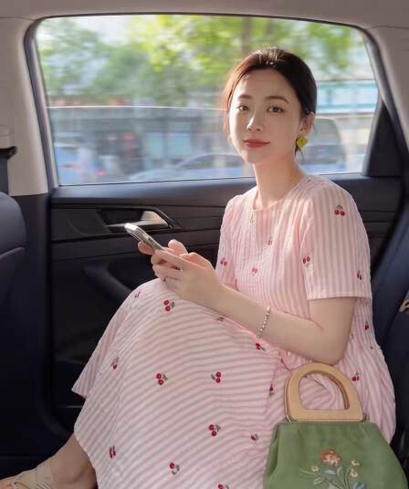 2026 디자인 센스 프랑스식 핑크색 스트라이프 체리 반팔 여성 드레스 여름 허리 수축 품격 롱 스커트 빅 사이즈 여성 의류