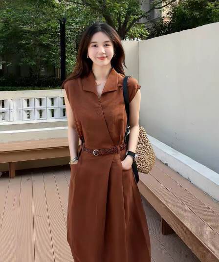 캐러멜 브라운 폴로 칼라 민소매 셔츠 여성 드레스 2026 년 여름 새로운 허리 수축 슬림해 보이는 품격 롱 스커트
