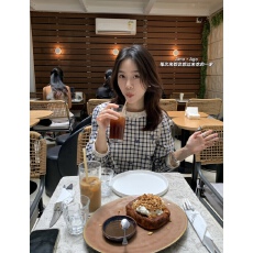 批发新品刺绣<b class='q'>花朵</b>蕾丝圆领长袖<b class='q'>T</b><b class='q'>恤</b>女夏季格子短款修身上衣