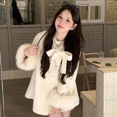 批发法式富家千金毛呢<b class='q'>外套</b><b class='q'>女</b>冬季新款小个子白色狐狸毛短款斗篷呢<b class='q'>大</b>衣