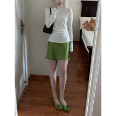 批发YUUSCC果绿<b class='q'>短裙</b>春夏新款高级感缎面绿色小个子高腰显瘦百搭A字裙